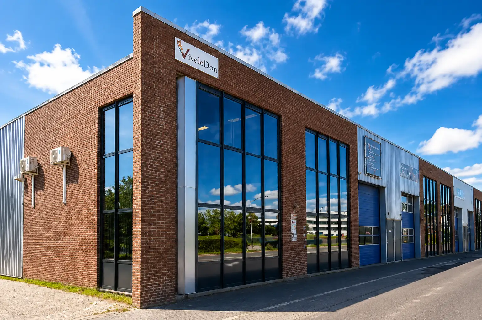 Gevel of entree van de showroom
