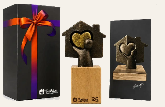 Sculptuur, kunstenaarkaart en op maat gemaakte verpakking